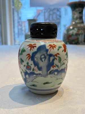 A Chinese famille rose 'Peony' jar and a 'Rooster' brush pot, Tongzhi mark, 18/19th C. — photo 7