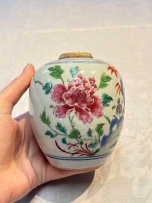 A Chinese famille rose 'Peony' jar and a 'Rooster' brush pot, Tongzhi mark, 18/19th C. — photo 8