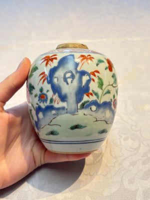 A Chinese famille rose 'Peony' jar and a 'Rooster' brush pot, Tongzhi mark, 18/19th C. — photo 9
