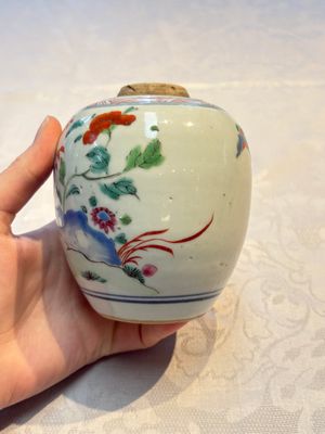 A Chinese famille rose 'Peony' jar and a 'Rooster' brush pot, Tongzhi mark, 18/19th C. — photo 10