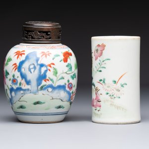 A Chinese famille rose 'Peony' jar and a 'Rooster' brush pot, Tongzhi mark, 18/19th C. — photo 2