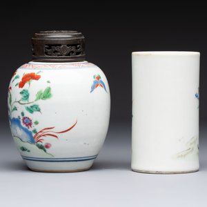A Chinese famille rose 'Peony' jar and a 'Rooster' brush pot, Tongzhi mark, 18/19th C. — photo 3