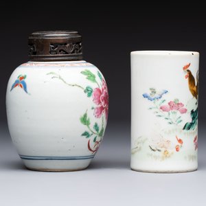 A Chinese famille rose 'Peony' jar and a 'Rooster' brush pot, Tongzhi mark, 18/19th C. — photo 4