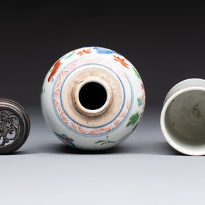 A Chinese famille rose 'Peony' jar and a 'Rooster' brush pot, Tongzhi mark, 18/19th C. — photo 5