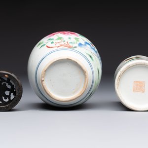 A Chinese famille rose 'Peony' jar and a 'Rooster' brush pot, Tongzhi mark, 18/19th C. — photo 6