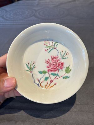 A Chinese famille rose 'peony' plate, Yongzheng mark and possibly of the period — foto 1
