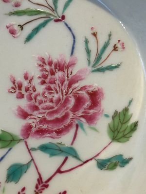 A Chinese famille rose 'peony' plate, Yongzheng mark and possibly of the period — foto 2