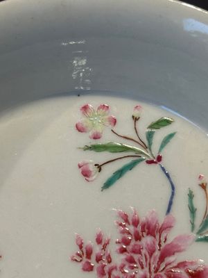 A Chinese famille rose 'peony' plate, Yongzheng mark and possibly of the period — foto 3