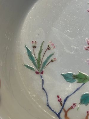 A Chinese famille rose 'peony' plate, Yongzheng mark and possibly of the period — foto 4