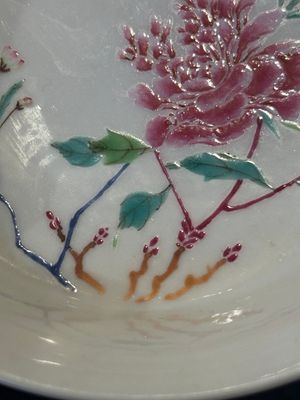 A Chinese famille rose 'peony' plate, Yongzheng mark and possibly of the period — foto 5