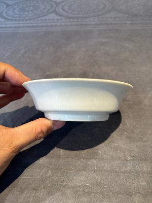 A Chinese famille rose 'peony' plate, Yongzheng mark and possibly of the period — foto 6