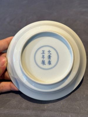 A Chinese famille rose 'peony' plate, Yongzheng mark and possibly of the period — foto 7