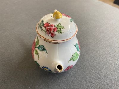 A Chinese famille rose 'peony' teapot and cover, Yongzheng — 照片 2