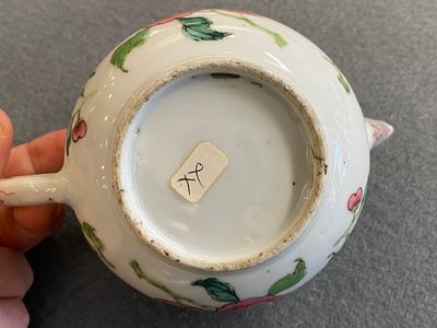 A Chinese famille rose 'peony' teapot and cover, Yongzheng — 照片 9