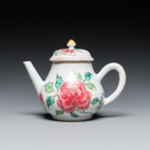 A Chinese famille rose 'peony' teapot and cover, Yongzheng — 照片 2