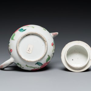 A Chinese famille rose 'peony' teapot and cover, Yongzheng — 照片 7