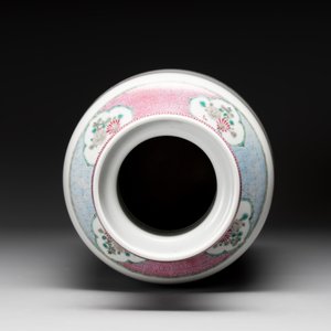 A Chinese famille rose 'pheasants and flowers' rouleau vase, 19th C. — photo 5