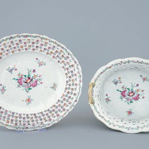 A Chinese famille rose pierced basket on stand, Qianlong, 18th C. — photo 2