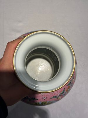 A Chinese famille rose pink-ground 'European scene' vase , 20th C. — photo 16