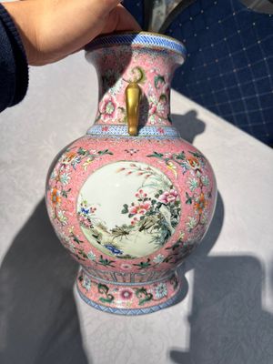 A Chinese famille rose pink-ground 'European scene' vase , 20th C. — photo 4