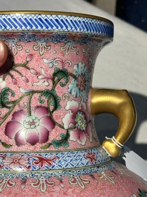 A Chinese famille rose pink-ground 'European scene' vase , 20th C. — photo 6