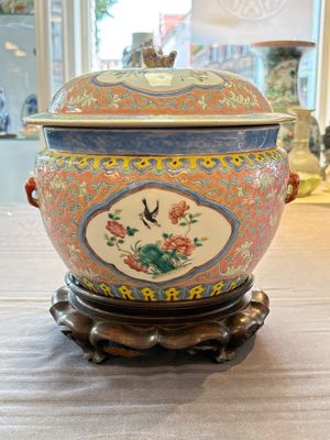 A Chinese famille rose pink-ground 'kamcheng' bowl and cover for the Straits or Peranakan market, on a wooden stand, 19th C. — foto 1