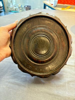 A Chinese famille rose pink-ground 'kamcheng' bowl and cover for the Straits or Peranakan market, on a wooden stand, 19th C. — foto 11