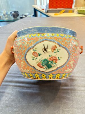 A Chinese famille rose pink-ground 'kamcheng' bowl and cover for the Straits or Peranakan market, on a wooden stand, 19th C. — foto 2