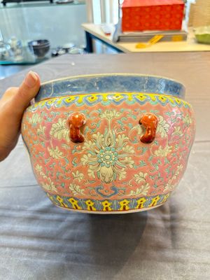 A Chinese famille rose pink-ground 'kamcheng' bowl and cover for the Straits or Peranakan market, on a wooden stand, 19th C. — foto 3