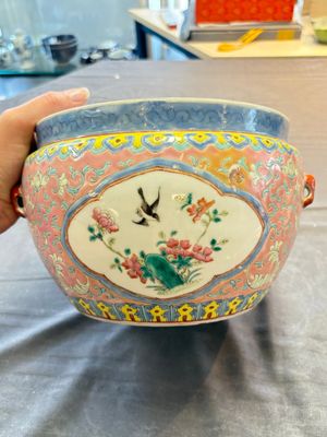 A Chinese famille rose pink-ground 'kamcheng' bowl and cover for the Straits or Peranakan market, on a wooden stand, 19th C. — foto 4