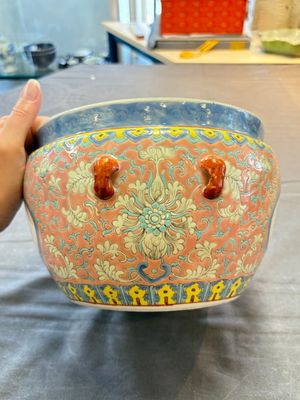 A Chinese famille rose pink-ground 'kamcheng' bowl and cover for the Straits or Peranakan market, on a wooden stand, 19th C. — foto 5