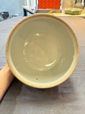 A Chinese famille rose pink-ground 'kamcheng' bowl and cover for the Straits or Peranakan market, on a wooden stand, 19th C. — foto 6