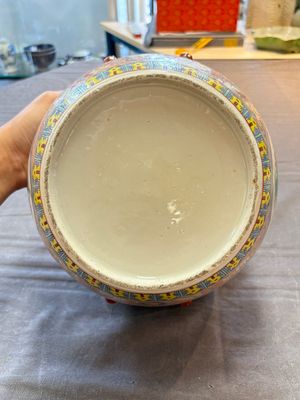 A Chinese famille rose pink-ground 'kamcheng' bowl and cover for the Straits or Peranakan market, on a wooden stand, 19th C. — foto 7