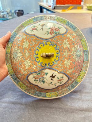 A Chinese famille rose pink-ground 'kamcheng' bowl and cover for the Straits or Peranakan market, on a wooden stand, 19th C. — foto 8
