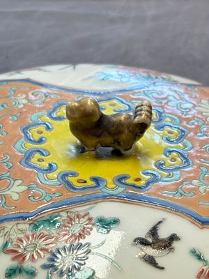 A Chinese famille rose pink-ground 'kamcheng' bowl and cover for the Straits or Peranakan market, on a wooden stand, 19th C. — foto 9