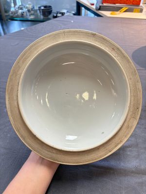 A Chinese famille rose pink-ground 'kamcheng' bowl and cover for the Straits or Peranakan market, on a wooden stand, 19th C. — foto 10