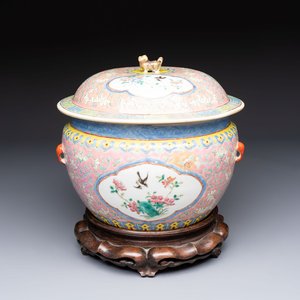 A Chinese famille rose pink-ground 'kamcheng' bowl and cover for the Straits or Peranakan market, on a wooden stand, 19th C. — foto 1