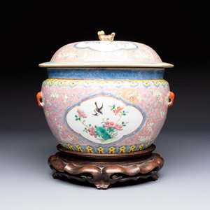 A Chinese famille rose pink-ground 'kamcheng' bowl and cover for the Straits or Peranakan market, on a wooden stand, 19th C. — foto 2