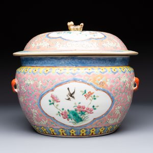 A Chinese famille rose pink-ground 'kamcheng' bowl and cover for the Straits or Peranakan market, on a wooden stand, 19th C. — foto 3