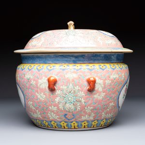 A Chinese famille rose pink-ground 'kamcheng' bowl and cover for the Straits or Peranakan market, on a wooden stand, 19th C. — foto 4