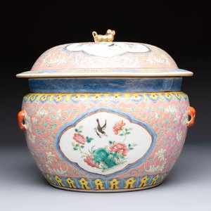 A Chinese famille rose pink-ground 'kamcheng' bowl and cover for the Straits or Peranakan market, on a wooden stand, 19th C. — foto 5