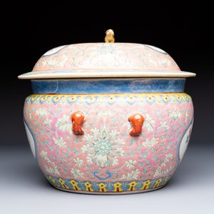 A Chinese famille rose pink-ground 'kamcheng' bowl and cover for the Straits or Peranakan market, on a wooden stand, 19th C. — foto 6