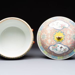 A Chinese famille rose pink-ground 'kamcheng' bowl and cover for the Straits or Peranakan market, on a wooden stand, 19th C. — foto 7