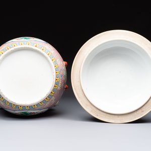 A Chinese famille rose pink-ground 'kamcheng' bowl and cover for the Straits or Peranakan market, on a wooden stand, 19th C. — foto 8