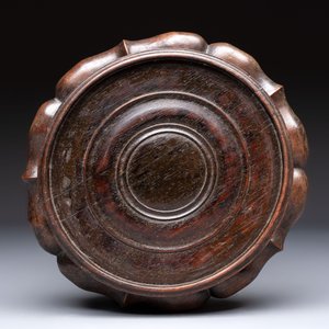A Chinese famille rose pink-ground 'kamcheng' bowl and cover for the Straits or Peranakan market, on a wooden stand, 19th C. — foto 9