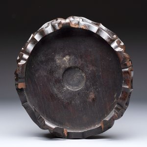 A Chinese famille rose pink-ground 'kamcheng' bowl and cover for the Straits or Peranakan market, on a wooden stand, 19th C. — foto 10