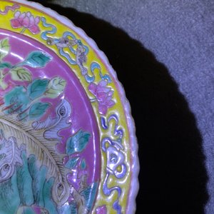 A Chinese famille rose  pink-ground plate for the Straits or Peranakan market, 19th C. — 照片 4