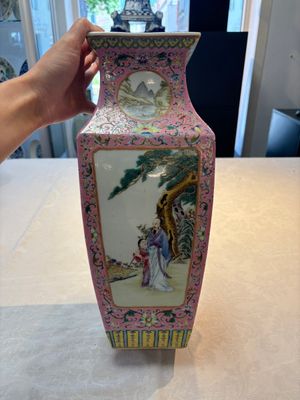 A Chinese famille rose pink-ground vase with figural design, Qianlong mark, 19/20th C. — 照片 1