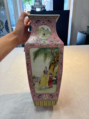 A Chinese famille rose pink-ground vase with figural design, Qianlong mark, 19/20th C. — 照片 3