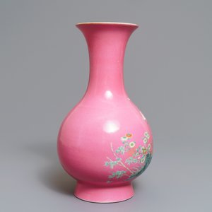 A Chinese famille rose pink-ground vase with floral design, Yongzheng mark, 20th C. — 照片 2